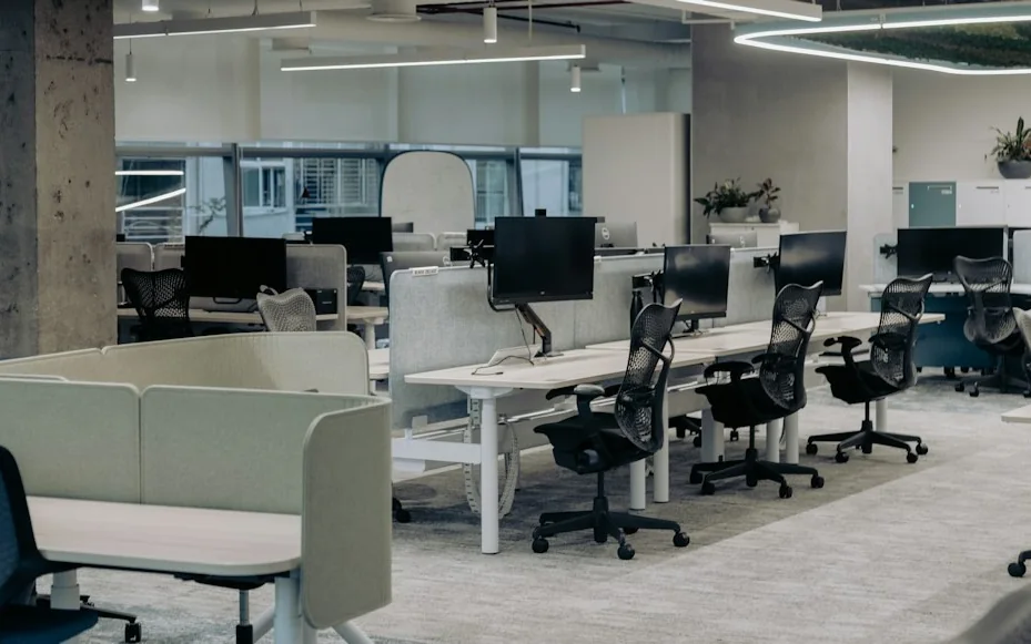 Çalışma masaları ve sandalyeleriyle hazır bekleyen boş açık ofis alanı