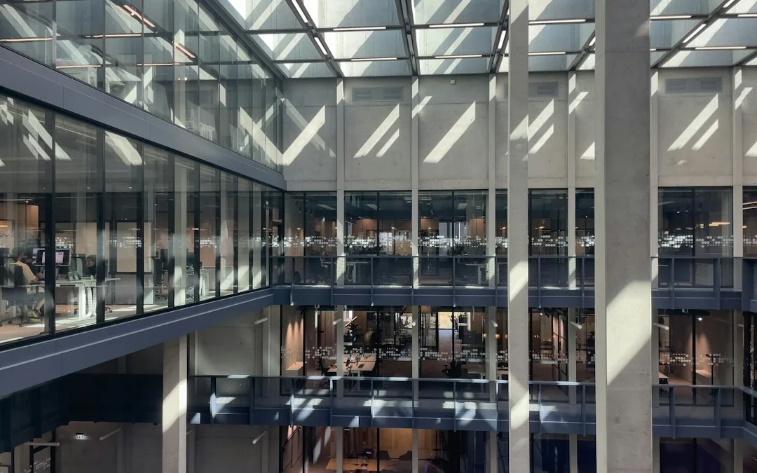 Cam cephe ve atriumuyla iç içe geçmiş çok katlı ofis binası