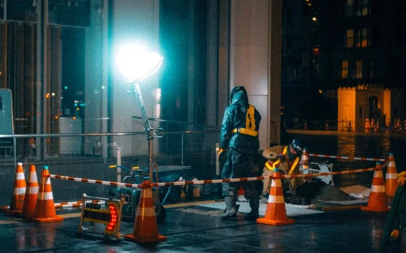 Gece vardiyasında seyyar aydınlatmayla çalışan şantiye
